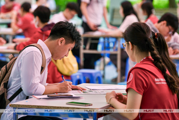 Bách khoa Hà Nội rộn ràng đón “tân binh” K70 nhập học