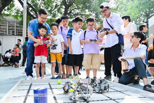 Bách khoa Hà Nội lan tỏa tinh thần “AI for All” cùng STEAMese Festival 2025