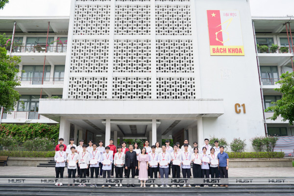 39 sinh viên vượt khó học giỏi nhận học bổng trị giá hơn 700 triệu đồng