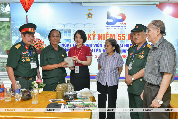 CCB - CSV Trần Minh Chính cùng các CCB - CSV Bách khoa trân trọng gửi tặng kỷ vật thời hoa lửa cho Th.S Lê Thị Quyên -  đại diện Trung tâm Truyền thông và Tri thức số, ĐHBK Hà Nội (26/8/2025)