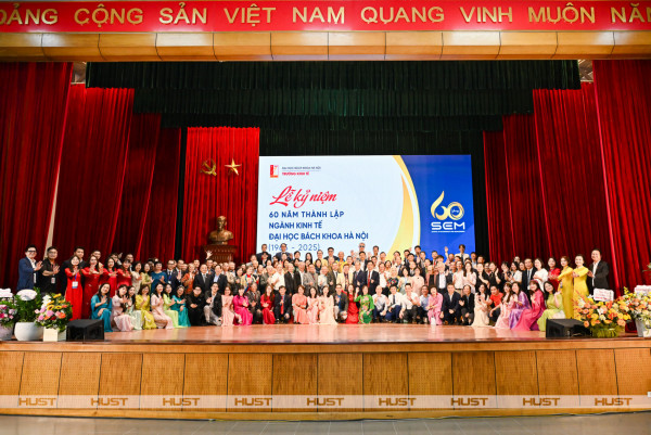 Tập thể cán bộ, giảng viên, cựu sinh viên - học viên, cựu giáo chức, sinh viên - học viên Trường Kinh tế chụp ảnh kỷ niệm tại buổi lễ