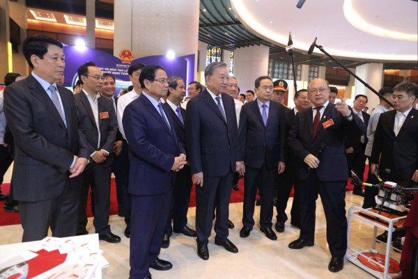 PGS. Huỳnh Quyết Thắng (bìa phải) - GĐ ĐHBK Hà Nội - giới thiệu sản phẩm NCKH tiêu biểu của Nhà trường với TBT Tô Lâm và lãnh đạo Đảng, Nhà nước tại Triển lãm thành tựu nổi bật ngành Y tế và ngành GD- ĐT (9/2025)