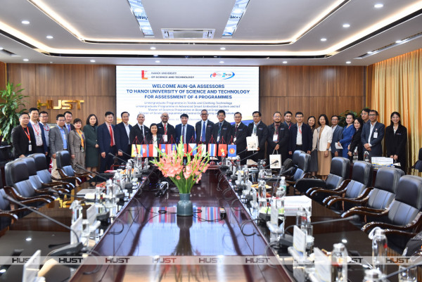 Cán bộ, giảng viên Đại học Bách khoa Hà Nội cùng đoàn công tác AUN-QA tại phiên bế mạc đợt kiểm định thứ 486