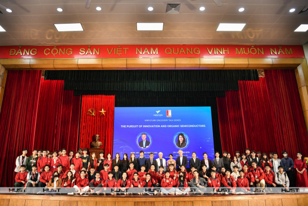 Các đại biểu, sinh viên chụp ảnh kỷ niệm tại sự kiện