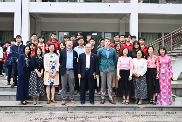 Các đại biểu, sinh viên chụp ảnh kỷ niệm tại sự kiện