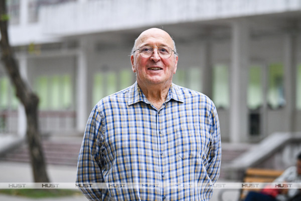 Chuyên gia Hóa dầu U90 vượt vạn cây số đến dạy sinh viên Bách khoa