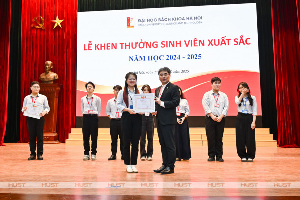 Đặng Thị Thùy Dương - lớp Toán - Tin 02 - K68, Khoa Toán - Tin - nhận Giấy khen Sinh viên xuất sắc năm học 2024 - 2025 từ PGS. Huỳnh Đăng Chính - Phó Giám đốc ĐHBK Hà Nội (12/2025). Ảnh: Duy Thành