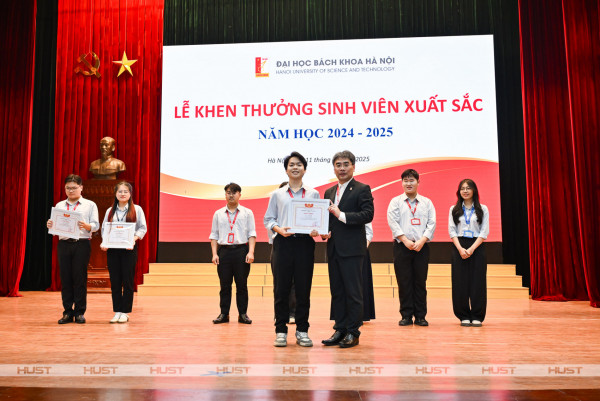 Văn Thành Đạt - lớp Việt - Nhật 04 (K68), Trường CNTT&TT - nhận Giấy khen Sinh viên xuất sắc năm học 2024 - 2025 từ PGS. Huỳnh Đăng Chính - Phó Giám đốc ĐHBK Hà Nội (12/2025). Ảnh: Duy Thành