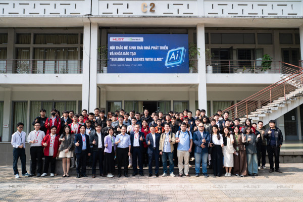 Các đại biểu, sinh viên chụp ảnh kỷ niệm tại sự kiện