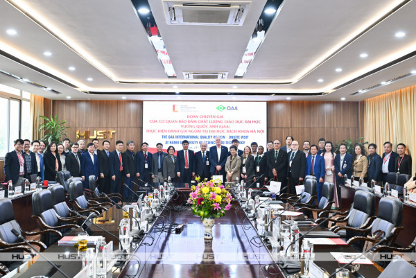 Lãnh đạo Bộ GDĐT, lãnh đạo, giảng viên Đại học Bách khoa Hà Nội, đại diện Hội đồng Anh và đoàn công tác QAA chụp ảnh kỷ niệm trong phiên khai mạc