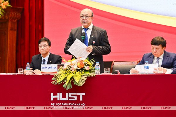 Đoàn Chủ tịch Hội nghị Đại biểu CBVC năm 2025: PGS. Huỳnh Quyết Thắng (giữa) - Giám đốc Đại học, PGS. Bùi Đức Hùng (phải) - Chủ tịch Công đoàn Đại học, PGS. Đặng Chí Dũng (trái) - Trưởng Ban Thanh tra nhân dân