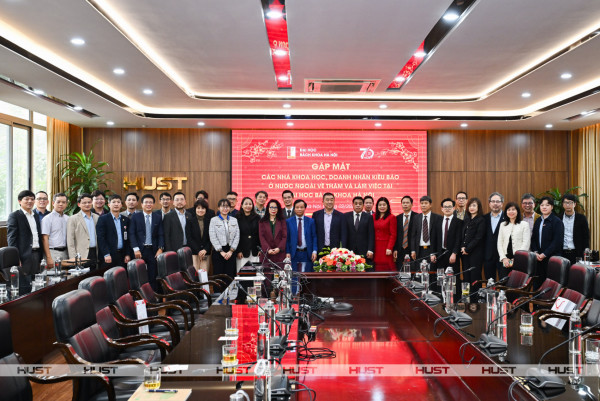 Các đại biểu chụp ảnh tại buổi gặp mặt