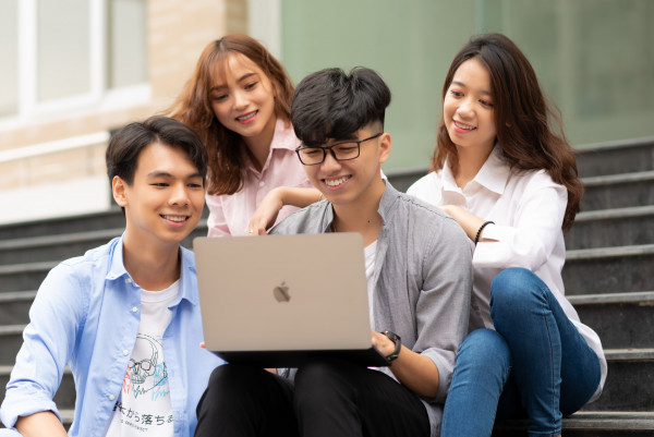 Sinh viên Đại học Bách khoa Hà Nội làm việc nhóm. Ảnh: Duy Thành