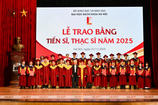 38 tân tiến sĩ trong Lễ trao bằng tiến sĩ, thạc sĩ năm 2025. Ảnh: Duy Thành