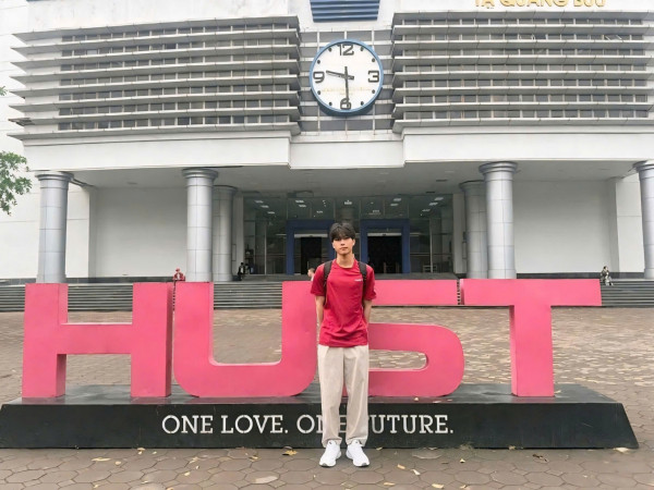 Nguyễn Lê Tú, sinh viên lớp Vật lý 08, ngành Vật lý Kỹ thuật (PH1), Đại học Bách khoa Hà Nội