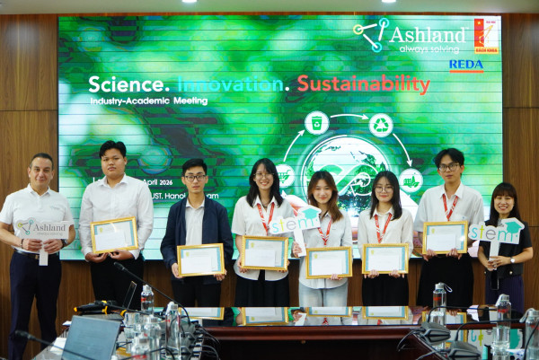 TS. Dago Caceres - Phó Chủ tịch Tập đoàn Ashland (Mỹ) - tặng quà cho các sinh viên Khoa Kỹ thuật Hóa học và Khoa Hóa học, Trường Hóa và Khoa học sự sống, Đại học Bách khoa Hà Nội