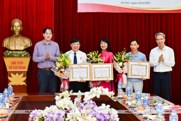 Đại học Bách khoa Hà Nội trao Huy hiệu 30 năm tuổi Đảng cho ba cán bộ, nhà giáo tiêu biểu