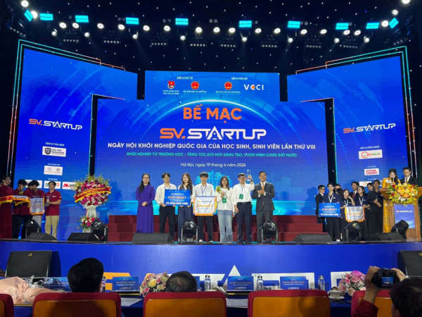 Khoảnh khắc nhận giải Quán quân của BioTrackers tại Ngày hội Khởi nghiệp quốc gia của học sinh, sinh viên lần thứ VIII năm 2026