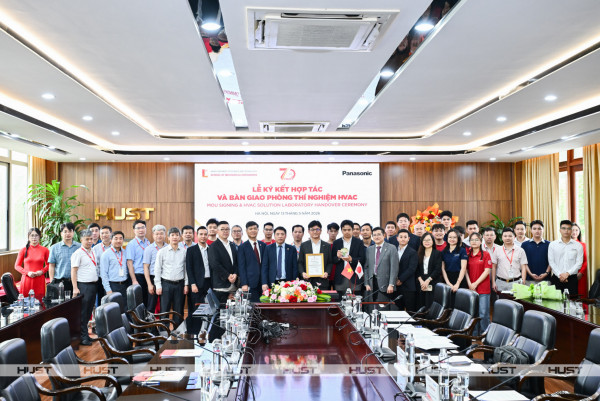 Các đại biểu, sinh viên chụp ảnh kỷ niệm tại sự kiện