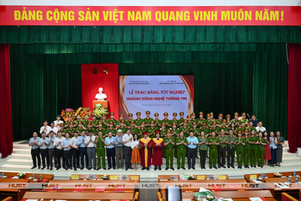 Các tân cử nhân Công nghệ thông tin Bách khoa chụp ảnh kỷ niệm cùng các lãnh đạo, đại biểu tham dự buổi lễ