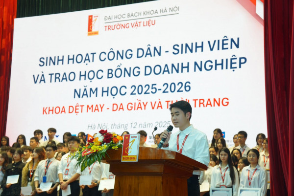 Hà Quốc Bảo - chàng trai Công nghệ Dệt May TX1 - Khoa Dệt May - Da giầy và Thời trang, Trường Vật liệu, Đại học Bách khoa Hà Nội - phát biểu tại Buổi sinh hoạt công dân - sinh viên và trao học bổng doanh nghiệp năm học 2025 - 2026 (12/2025)