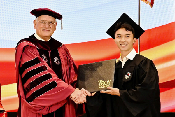 Niềm vui ngày tốt nghiệp của sinh viên Chương trình Troy-IT (Khoa học máy tính - ĐH Troy), Đại học Bách khoa Hà Nội