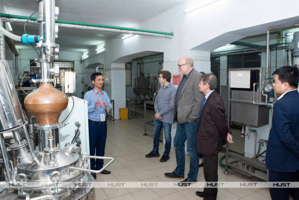 Sinh viên CTĐT đạt chuẩn AQAS kể chuyện bước ra thế giới