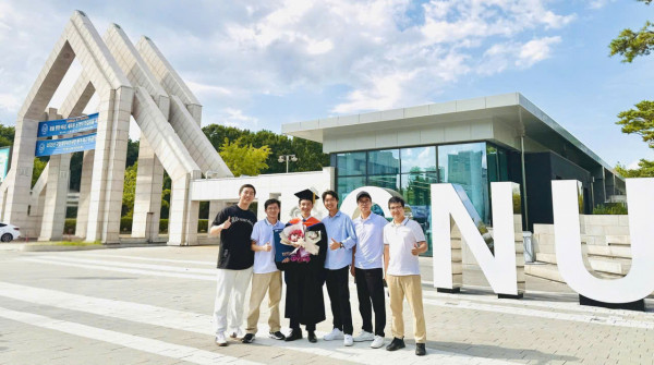 TS. Nguyễn Hữu Linh trong ngày nhận bằng tốt nghiệp Đại học Quốc gia Chungnam (Hàn Quốc)