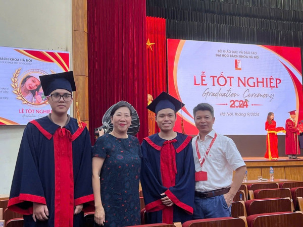 CSV Phạm Trần Hoàng Long (thứ hai từ phải qua) cùng bạn học chụp ảnh kỷ niệm ngày tốt nghiệp với PGS. Hoàng Thị Thu Hương - Trưởng khoa Khoa học và Công nghệ Môi trường, PGS. Đỗ Khắc Uẩn - Phó Trưởng khoa