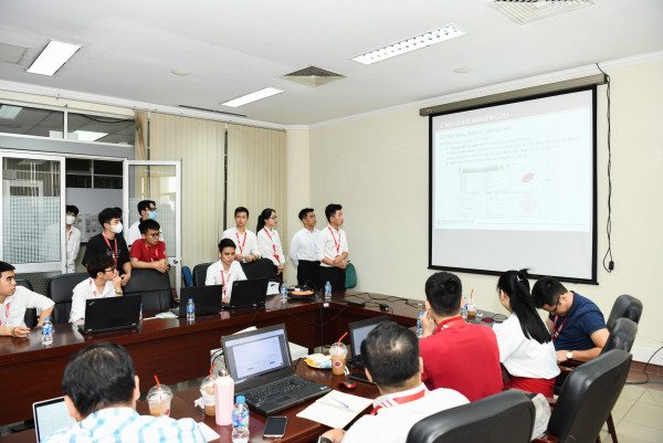 Nhóm sinh viên thuyết trình đề tài NCKH trước Hội đồng Giám khảo tại Hội nghị sinh viên NCKH ĐHBK Hà Nội năm 2023. Ảnh: Duy Thành