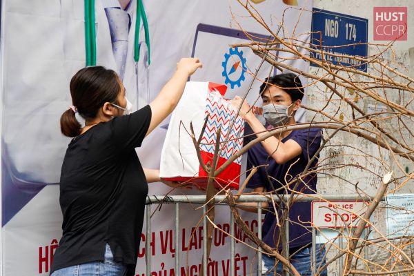 Đại học Bách khoa Hà Nội trao quà cho sinh viên gặp khó khăn đang ở trọ tại Hà Nội