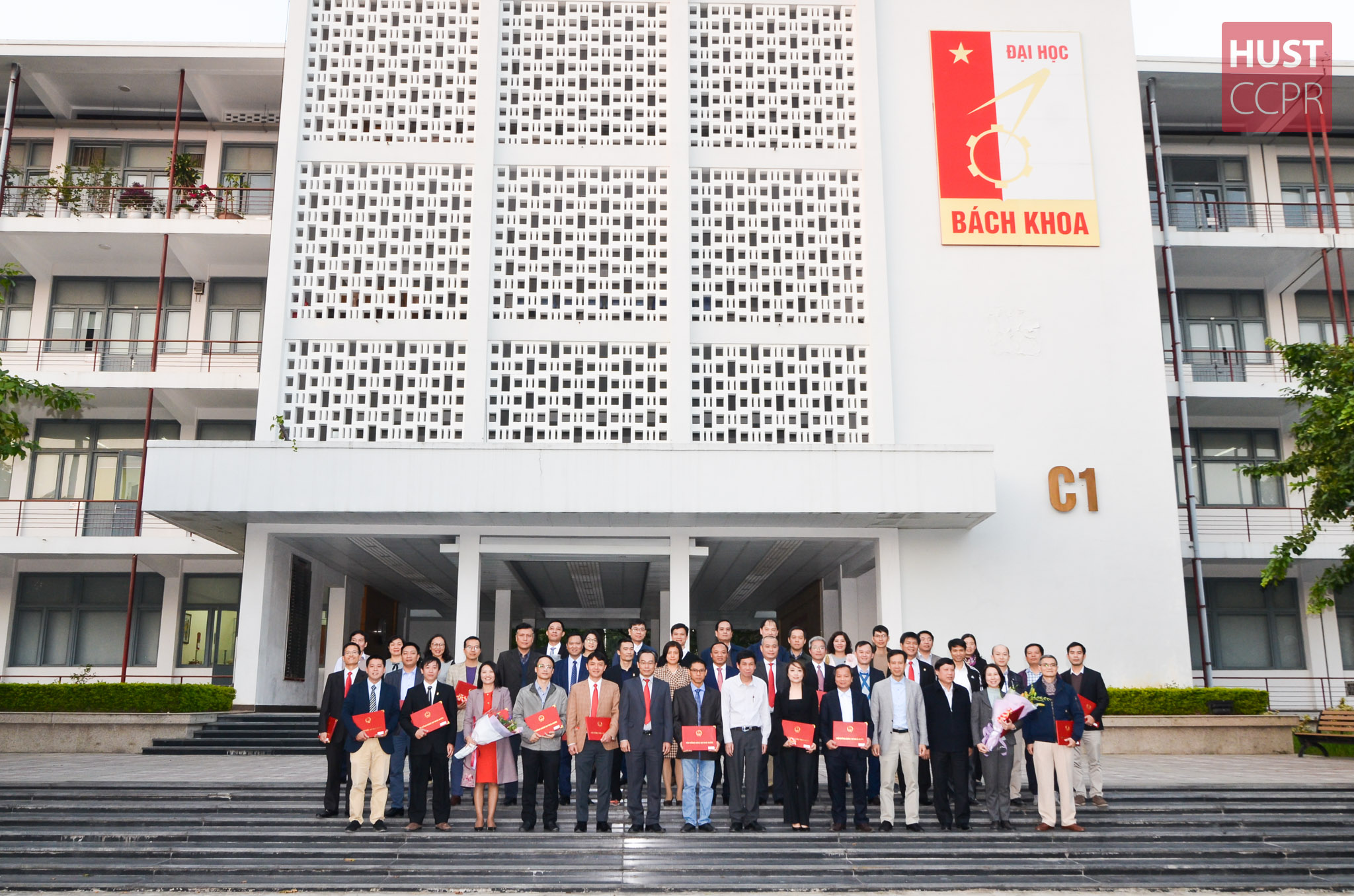 PGS.TS Hoàng Minh Sơn chụp ảnh lưu niệm cùng 32 tân GS, PGS năm 2019 của Trường ĐH Bách khoa Hà Nội