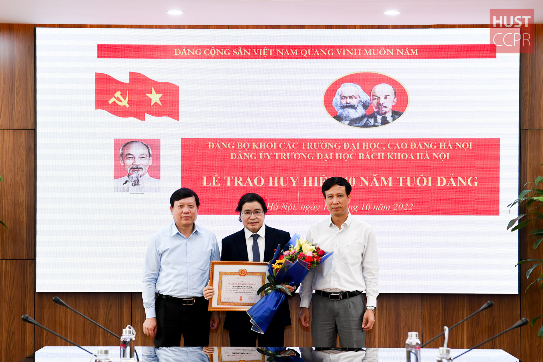 Đảng viên Bách khoa Hà Nội nhận huy hiệu 40 năm tuổi Đảng