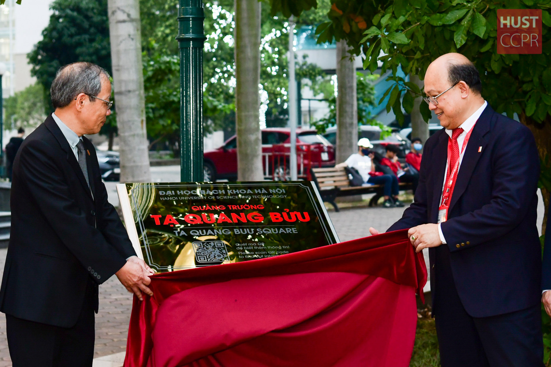 PGS. Huỳnh Quyết Thắng - Hiệu trưởng Trường Đại học Bách khoa Hà Nội và Thiếu tướng Tạ Quang Chính -  Con trai cố GS. Tạ Quang Bửu - khai trương biển tên Quảng trường Tạ Quang Bửu. Ảnh: Duy Thành