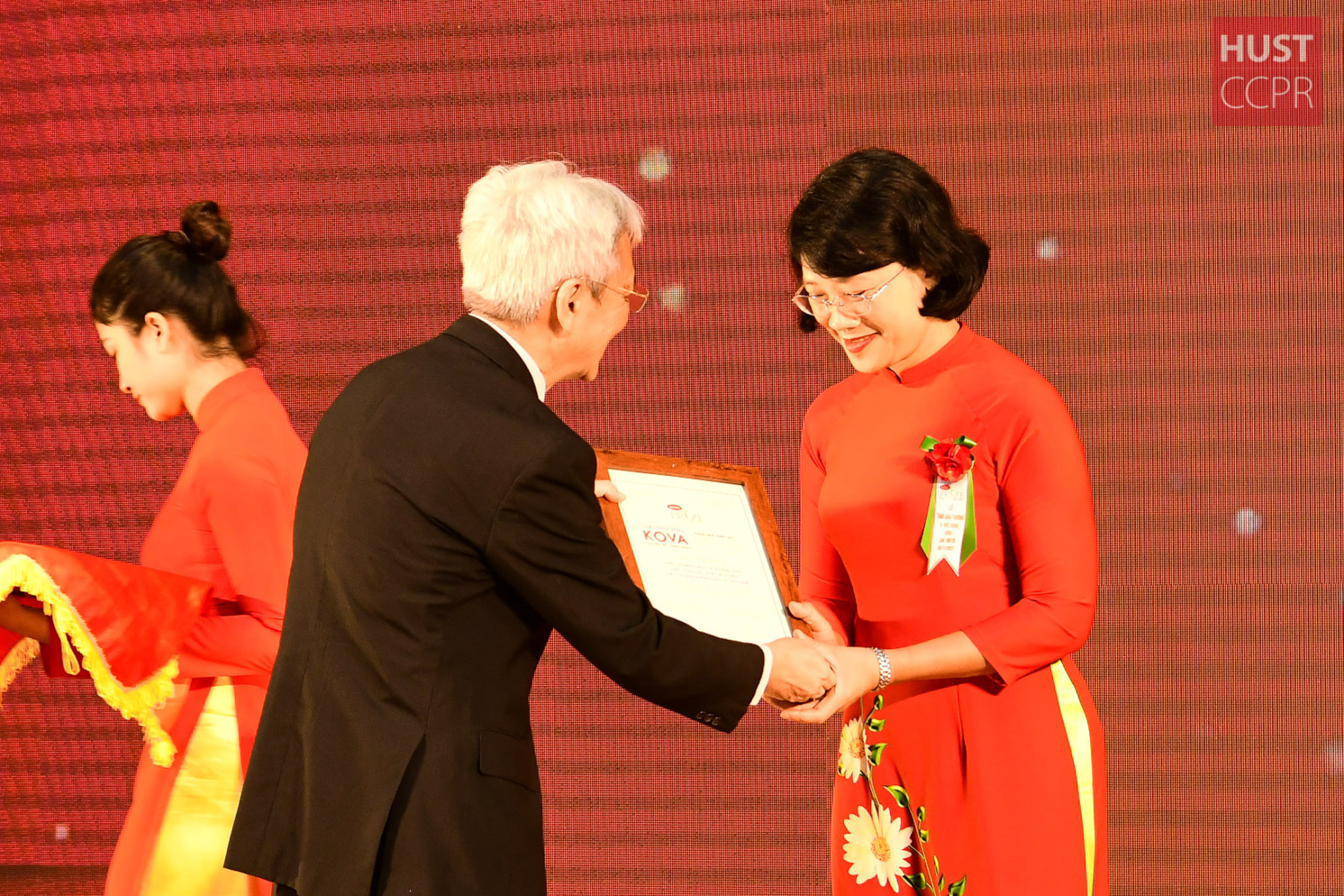 PGS. Đoàn Thị Thái Yên, Viện Khoa học và Công nghệ Môi trường, Đại học Bách khoa Hà Nội, nhận giải thưởng KOVA ngày 26/11. Ảnh: CCPR