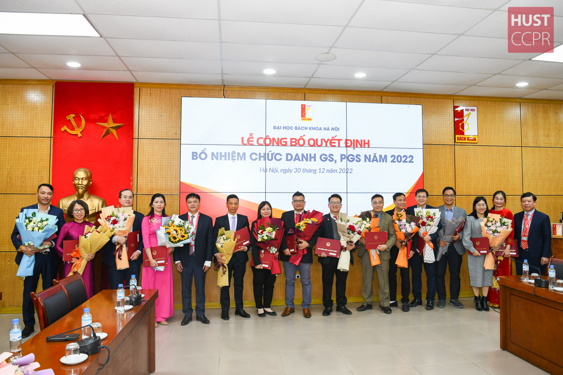 Các tân giáo sư, phó giáo sư năm 2022 của Đại học Bách khoa Hà Nội chụp ảnh cùng lãnh đạo nhà trường