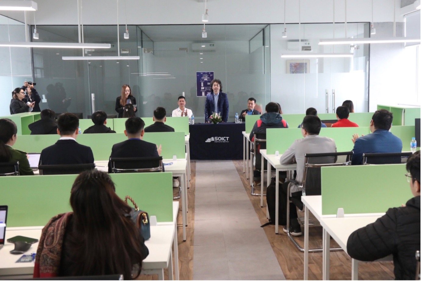 PGS. Tạ Hải Tùng – Hiệu trưởng Trường CNTT&TT phát biểu khai mạc Vòng chung kết cuộc thi tổ chức tại Trung tâm BKAI