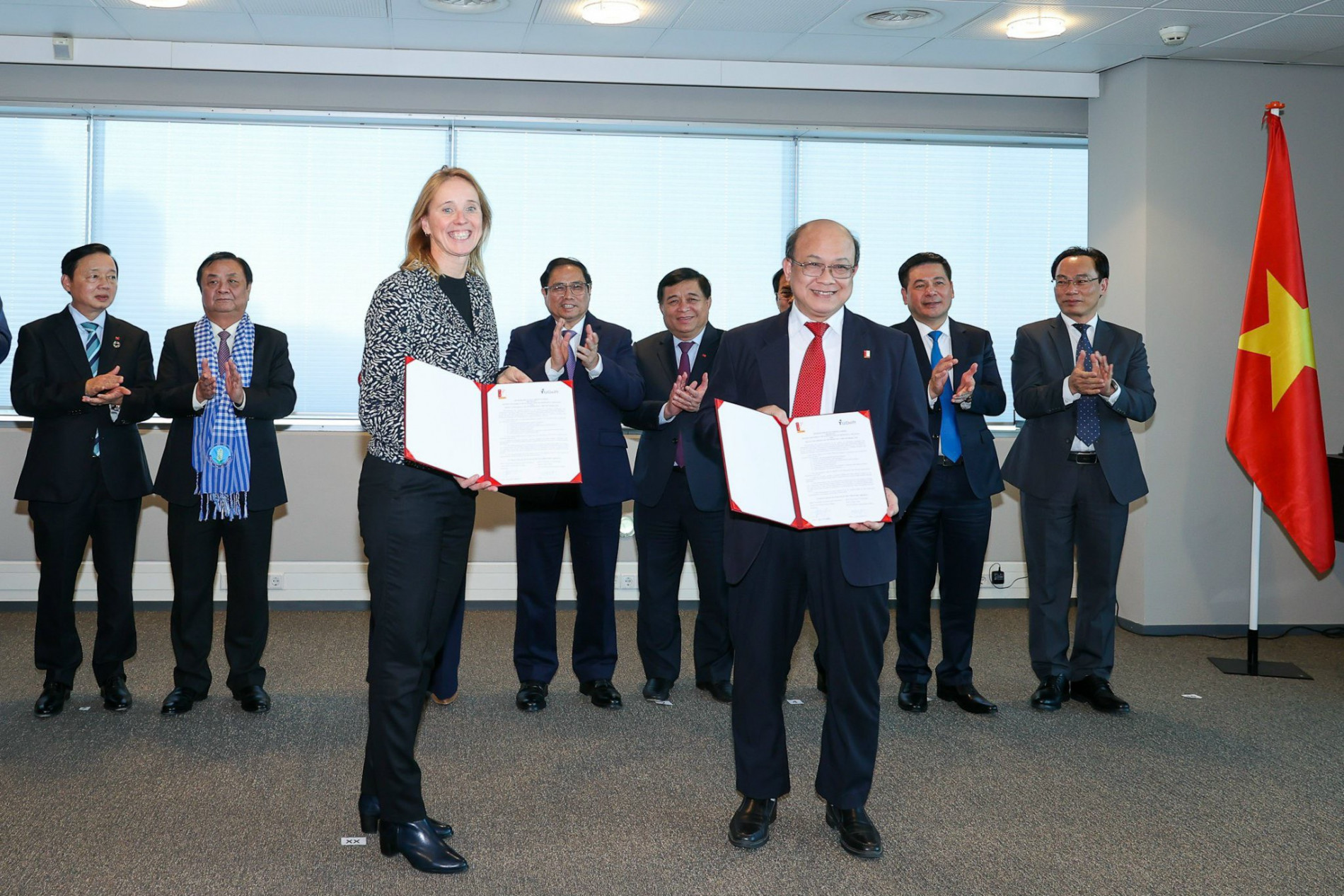 PGS Huỳnh Quyết Thắng đại diện Đại học Bách khoa Hà Nội ký kết với Trường TU Delft dưới sự chứng kiến của Thủ tướng Chính phủ và các lãnh đạo cấp cao tại Den Haag, Hà Lan