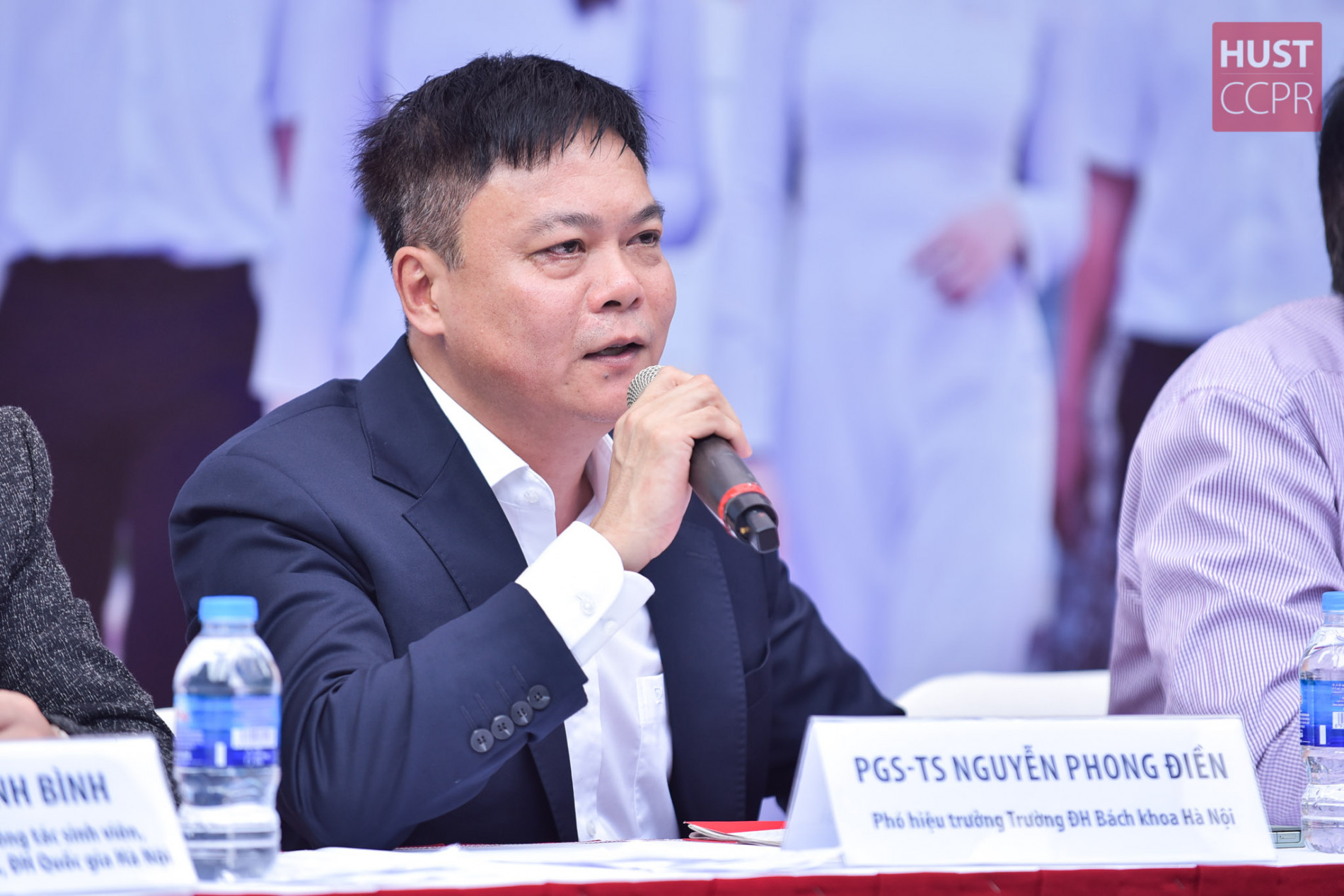 PGS. Nguyễn Phong Điền trả lời câu hỏi của các học sinh tại một Ngày hội tư vấn tuyển sinh