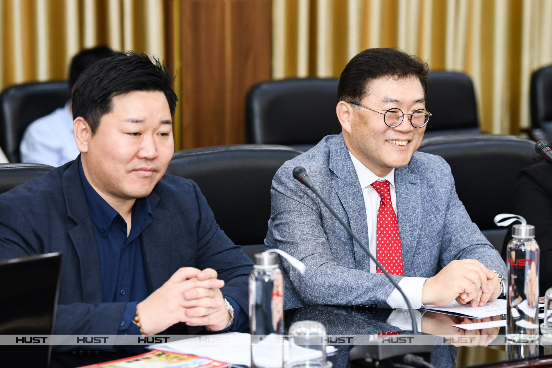 Cho Han Deog (right), Director of the Korea International Cooperation Agency in Vietnam, and Kim Chan Joong, Director of CelluFab Company 