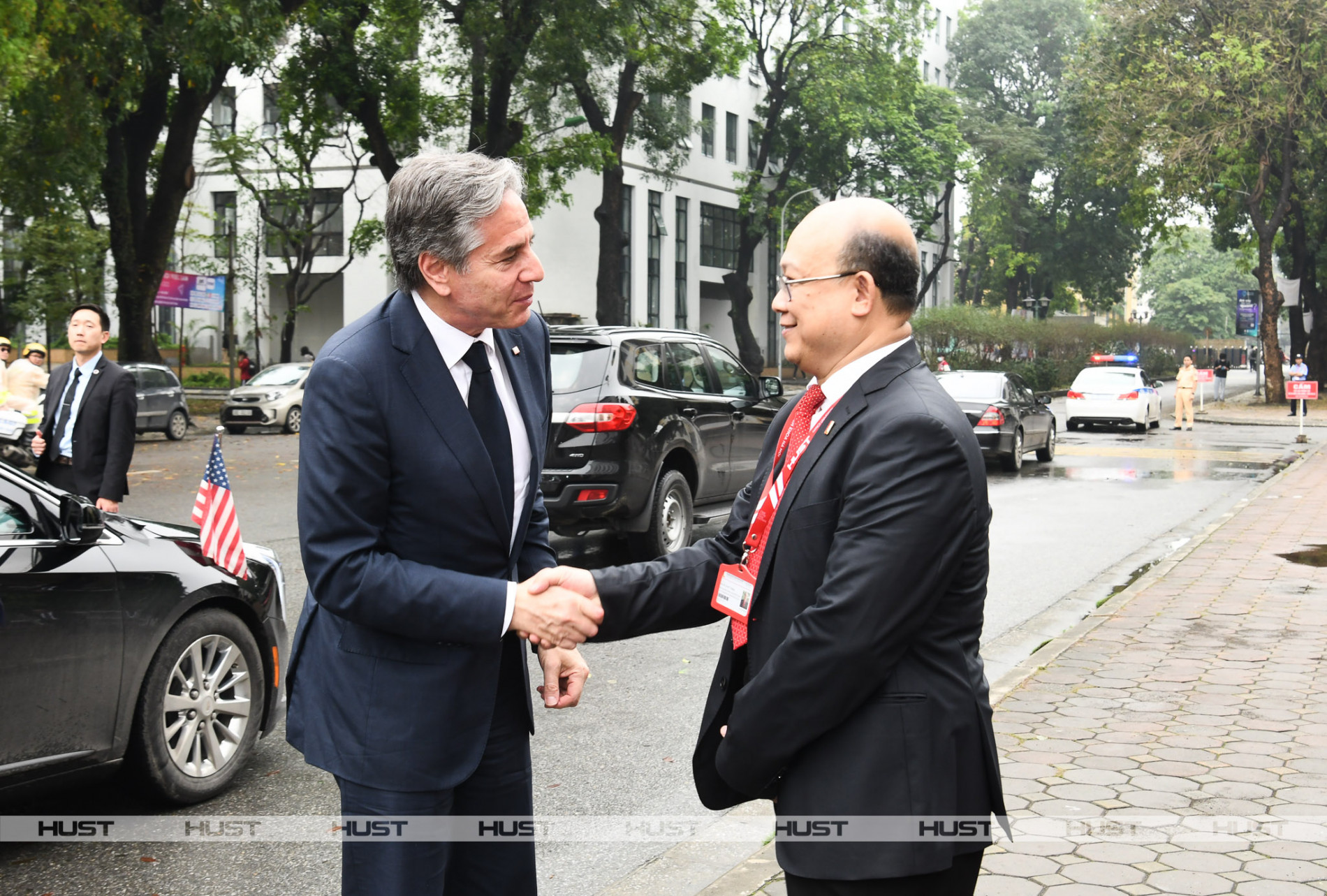 PGS. Huỳnh Quyết Thắng- Giám đốc ĐHBK Hà Nội chào mừng Ngoại trưởng Mỹ Antony Blinken đến thăm Đại học Bách Khoa Hà Nội