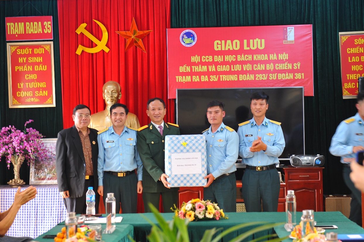 Hội Cựu chiến binh Đại học Bách khoa Hà Nội tặng quà cán bộ, chiến sĩ Trạm Ra đa 35, Trung đoàn 293, Sư đoàn 361