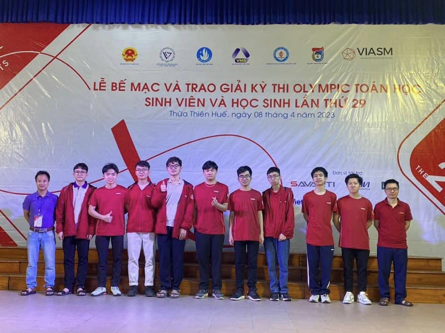 Các thầy dẫn đoàn Viện Toán ứng dụng và Tin học chụp ảnh lưu niệm cùng các sinh viên tham gia Olympic