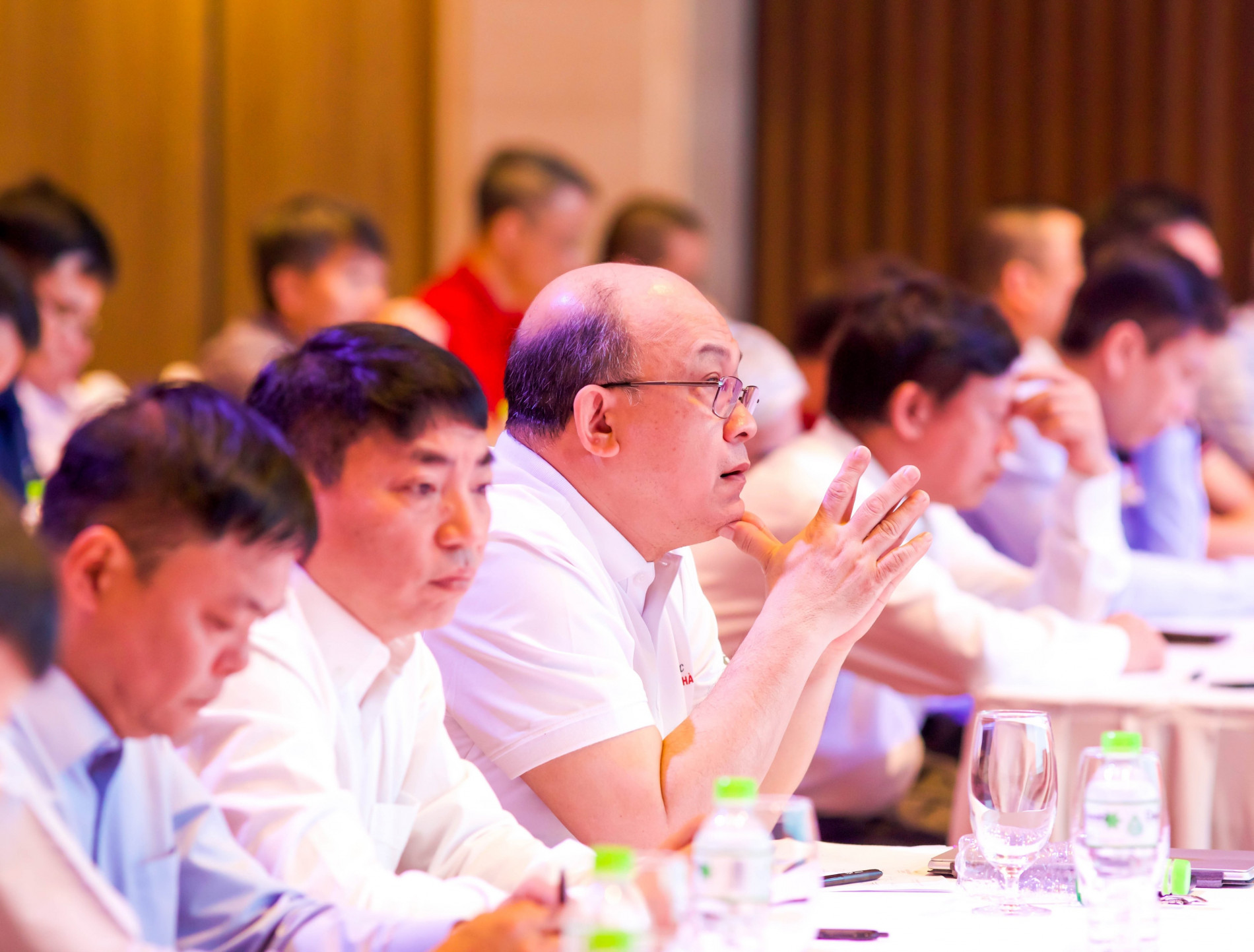 Ban Giám đốc Đại học Bách khoa Hà Nội chăm chú lắng nghe các tham luận tại Hội nghị