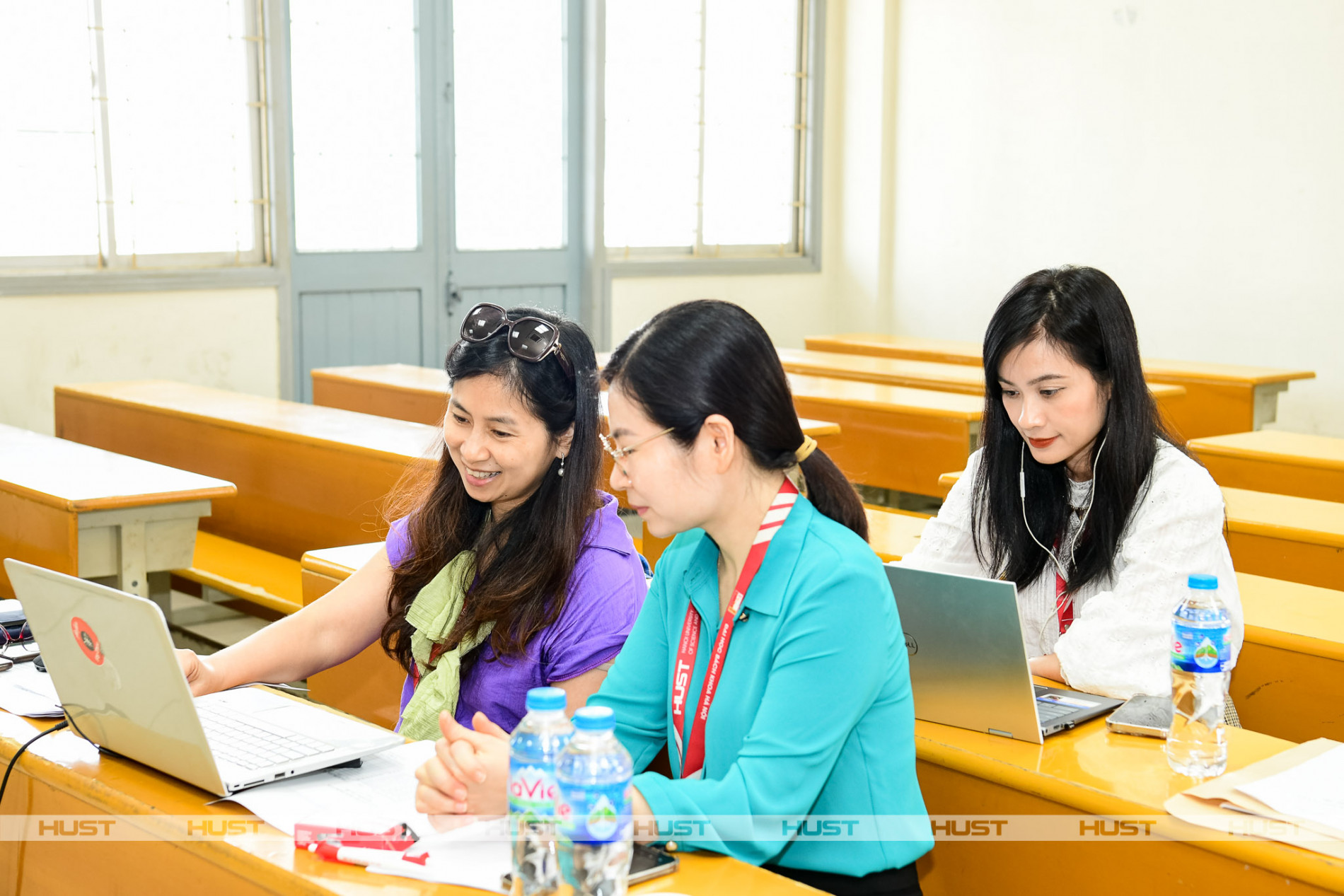 Các cô giáo Đại học Bách khoa Hà Nội tại một hội đồng phỏng vấn thí sinh XTTN diện 1.3
