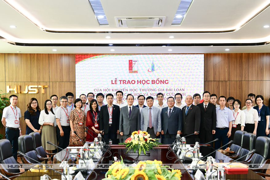 Lần đầu tiên, Hội Khuyến học thương gia Đài Loan trao học bổng cho 17 học viên sau đại học của Bách khoa Hà Nội