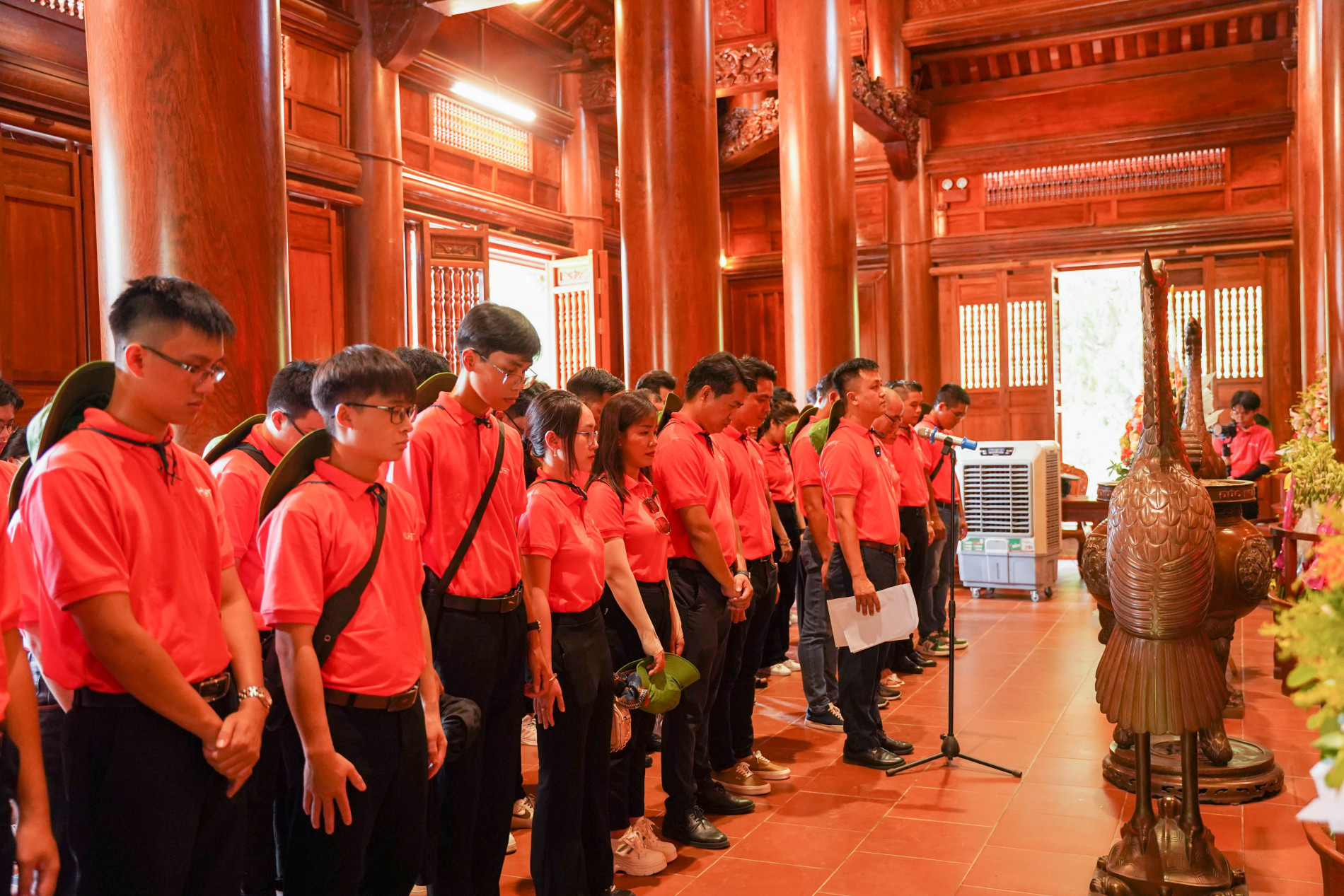 TS. Trương Công Tuấn, Bí thư Đoàn TN Đại học Bách khoa Hà Nội, cùng các đoàn viên Bách khoa Hà Nội báo công tại quê Bác