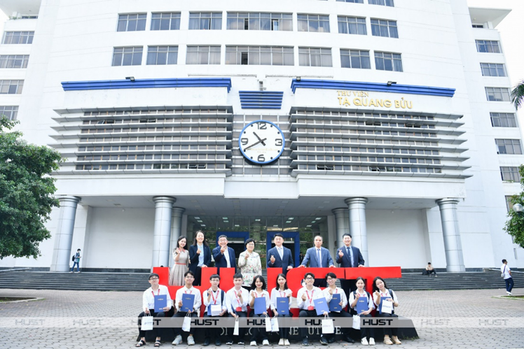 Representatives of POSCO TJ Park took photos with scholarship awardees at HUST