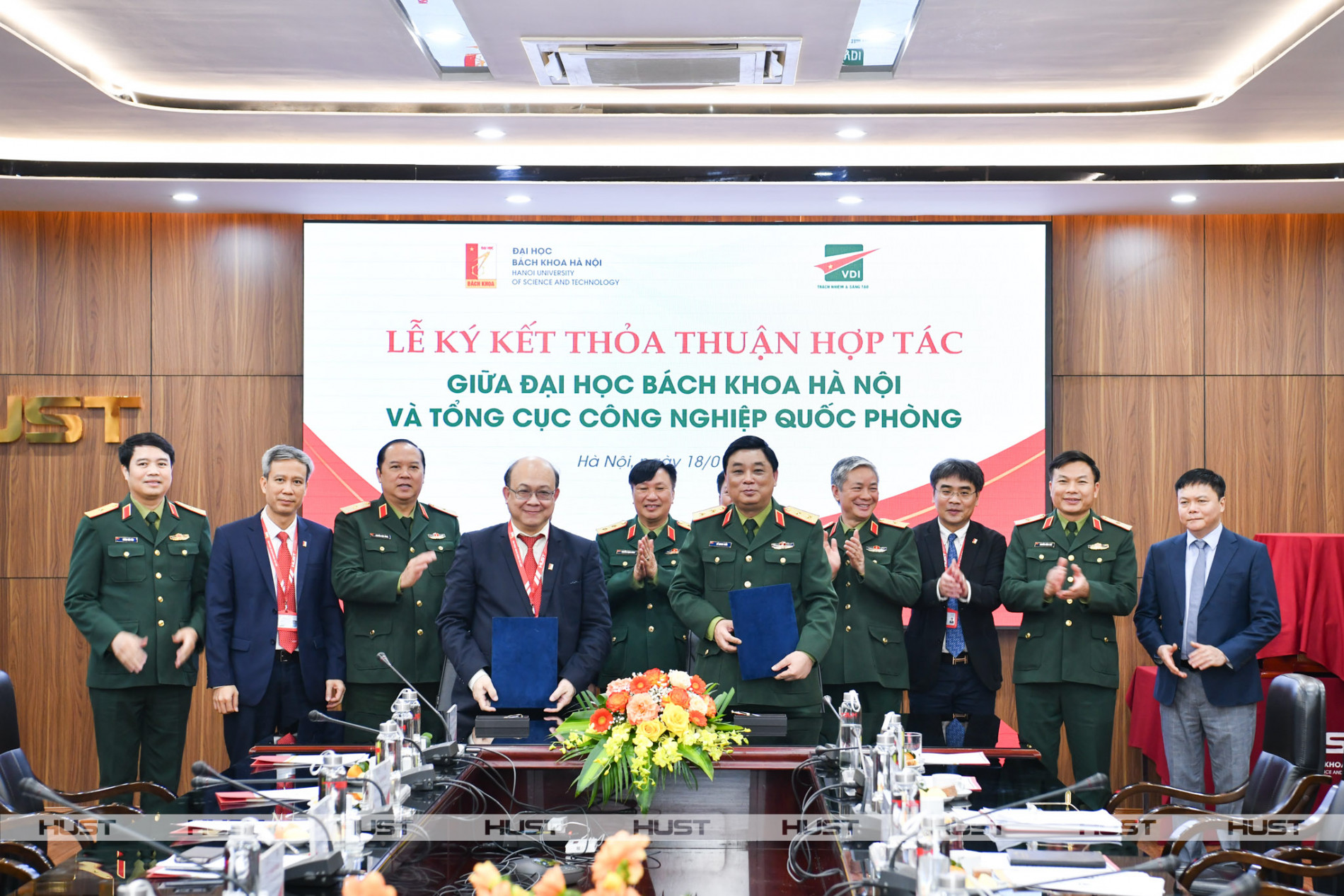 PGS. Huỳnh Quyết Thắng – Giám đốc Đại học Bách khoa Hà Nội và Trung tướng Hồ Quang Tuấn – Chủ nhiệm Tổng cục Công nghiệp quốc phòng ký kết Thỏa thuận hợp tác giữa hai đơn vị