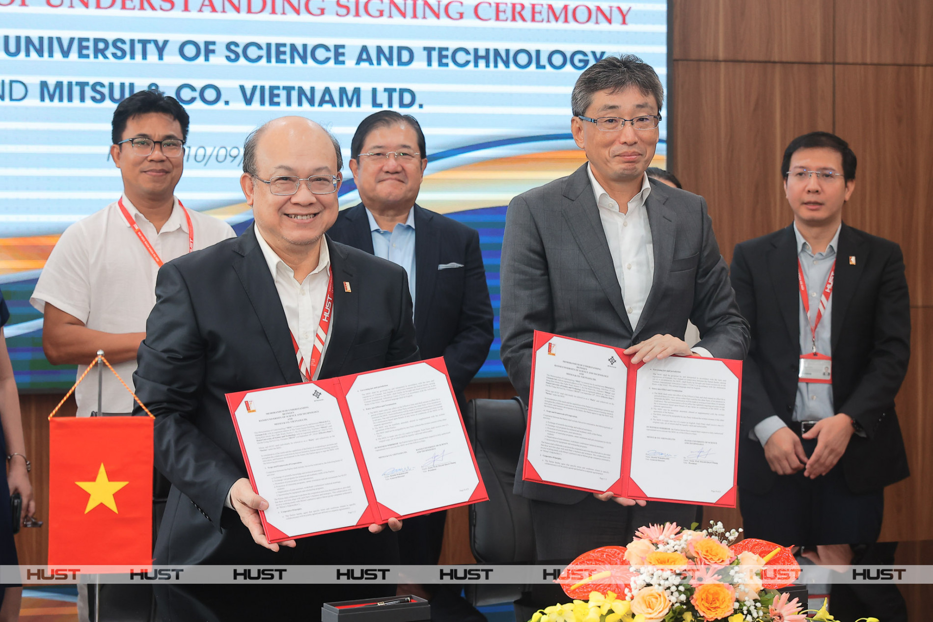 Delegations from HUST and Mitsui & Co. Vietnam Ltd. signing the MoU